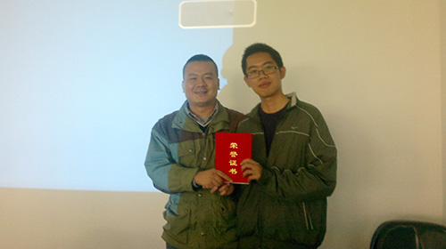 公司进行企业造度培训,10月优良员工获嘉奖 图 公司总经室邓亮副总为10月优良员工:林国辉宣告荣誉证书 公司进行企业造度培训,10月优良员工获嘉奖 图 公司总经室邓亮副总为10月优良员工:林国辉宣告荣誉证书