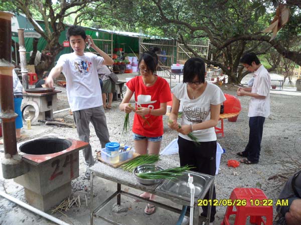 2012-5-26“杨梅坑”户表活动图集 幼弟成为“生火将” 报关公司两美眉洗菜图