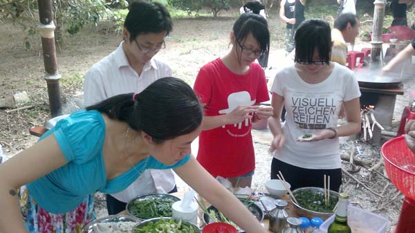 2012-5-26“杨梅坑”户表活动图集 公司同事包水饺图片