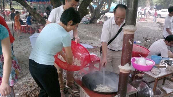 2012-5-26“杨梅坑”户表活动图集 包好了水饺，筹备下锅 图