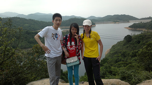 6月2日同事线下活动-骑单车上‘马峦山’ 幼编和公司两位女同事合影