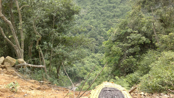 公路在半山腰，峻峭吧 前往HQC路上