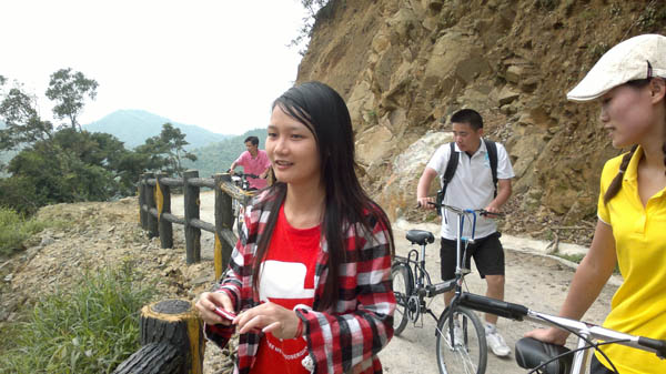 公路在半山腰，峻峭吧 ，山路