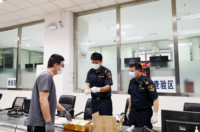 1620349061484760.jpg 图为:青茂海关关怨佚在对跨境电商包裹执行检验+吴燕摄.jpg
