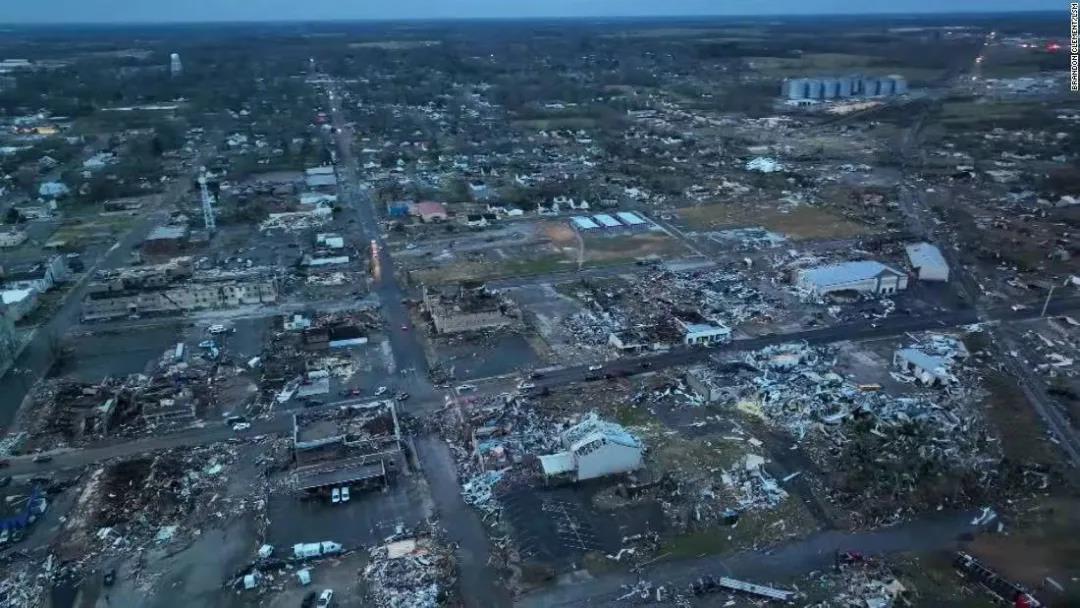 突发！超30场龙卷风袭击美国6州致上百人身亡，有亚马逊仓库大面积坍塌！