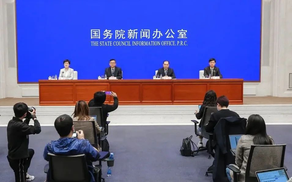 1652434603291801 交通运输部:上海港集装箱吞吐量复原至去年的八成