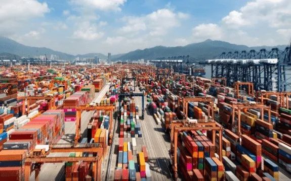 消费需要放缓，商品库存积压，美国最大仓库区爆满！